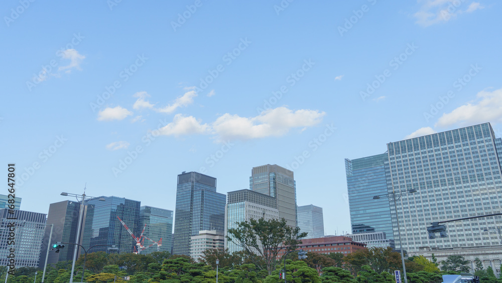 【日本・東京】皇居前から見た東京・丸の内オフィス街