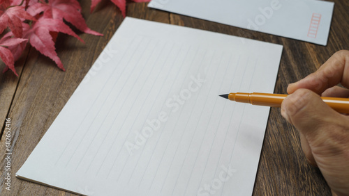 和風の便箋と筆ペンと紅葉　秋のお便りイメージ photo