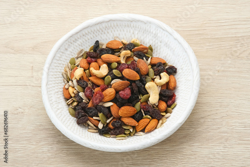 Mix Nuts with high nutrition and low fat. Almond, raisin, dried cranberry, pumpkin seed and sunflower seed 