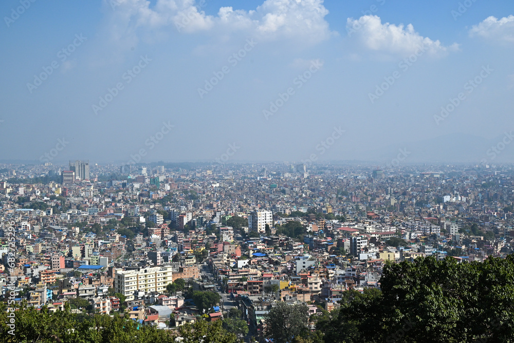 丘の上から見たネパールの首都カトマンズの展望
