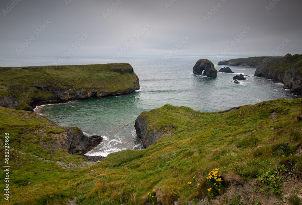 Obraz premium Nuns beach and virgin rock, Ballybunion, Ireland. Atlantic ocean. Cloudy sky.