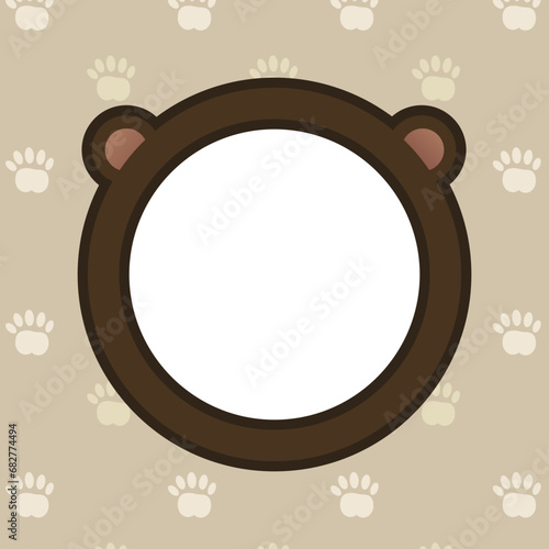 Cadre rond en forme de tête d'ourson sur un motif couleur marron crème avec des empreintes de pattes d'ours, carte de faire-part pour enfant