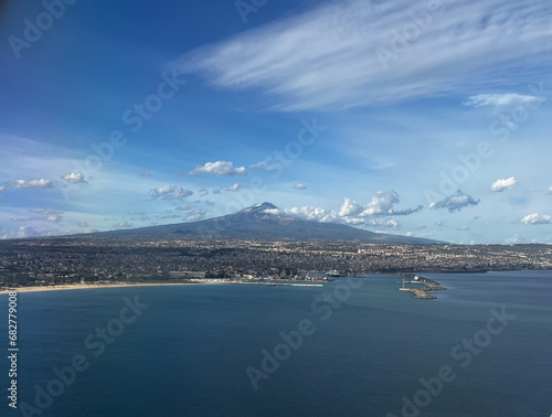 Foto dall'alto del vulcano Etna e del porto di Catania