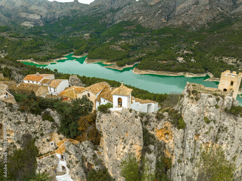 Fototapeta premium Vista aérea del Castell de Guadalest en el interior de la provincia de Alicante