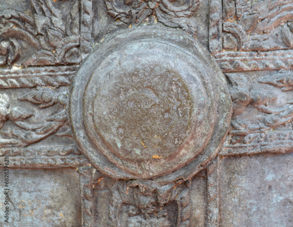Obraz premium ancient door on the temple wall, thailand