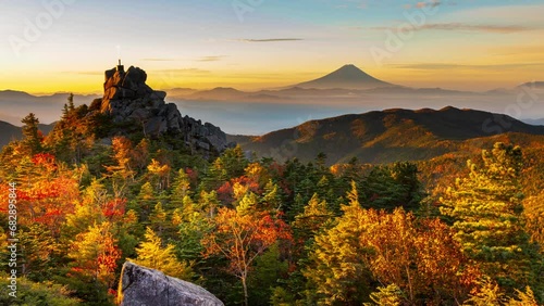 奥秩父山塊天狗峰から紅葉の天狗岩の朝日に輝く天空の剣と朝焼けの富士山Timelapse