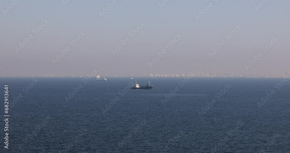 船が航行する東京湾の風景。 船が航行する東京湾の風景。