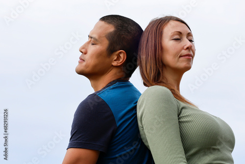 Junges Paar bei meditativer Ruhe photo