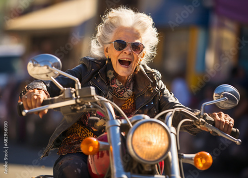 Fröhliche Seniorin genießt ihr Leben - Lebenstraum Motorrad fahren photo