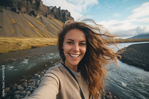 Mulher super feliz tirando selfie em um destino turístico. Foto para publicidade do período de férias. photo