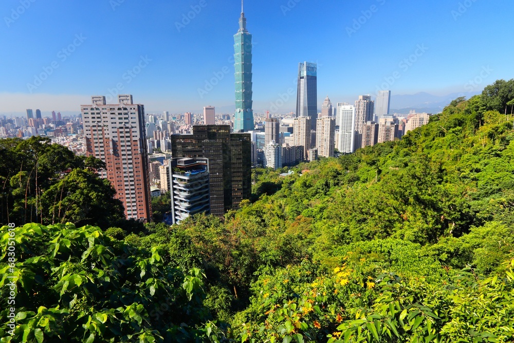 Fototapeta premium Taipei City urban skyline view from Elephant Mountain