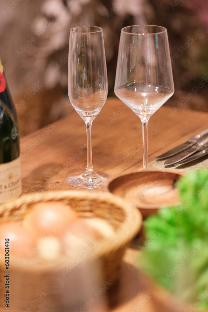 楽しいディナーの食卓。シャンパングラスとワイングラスが並ぶ。
