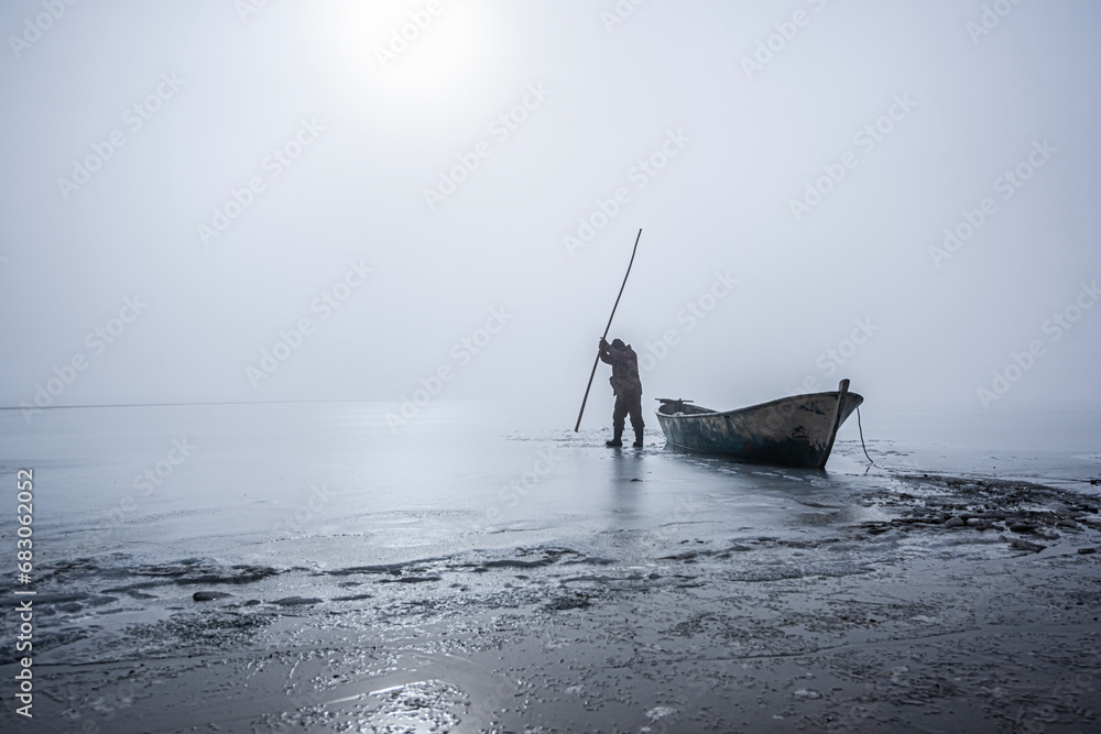 Φωτογραφία The story of a fisherman who wants to make a way for herself on a frozen lake on winter days and tries to get her fishing boat out of the ice