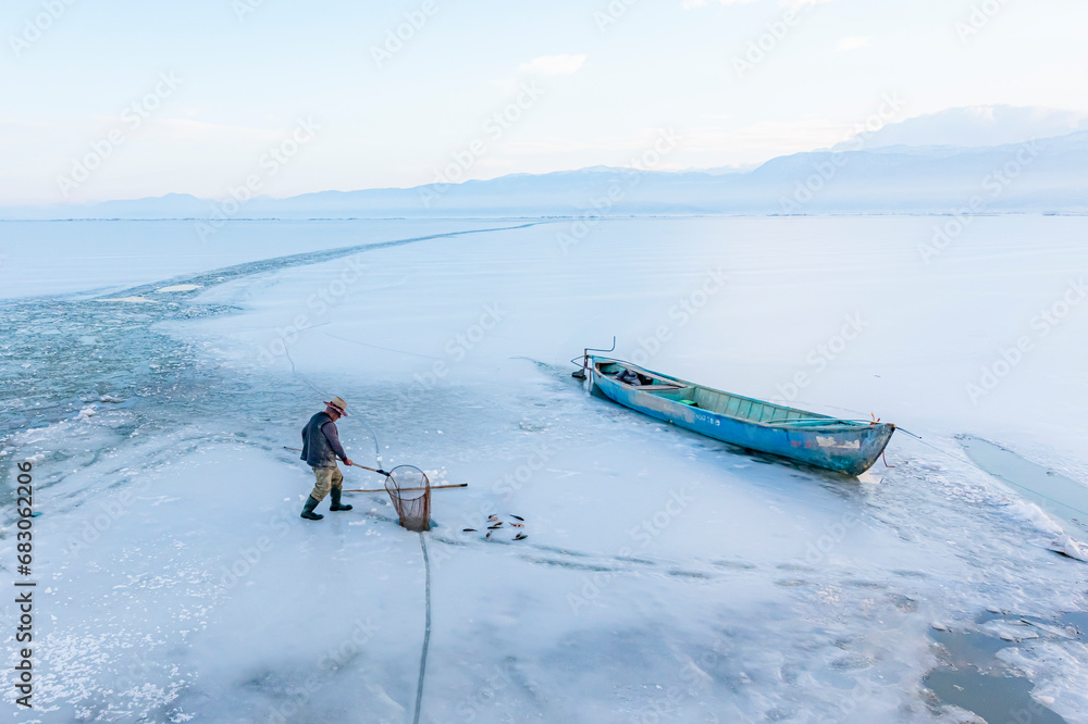 Φωτογραφία The story of a fisherman who wants to make a way for herself on a frozen lake on winter days and tries to get her fishing boat out of the ice