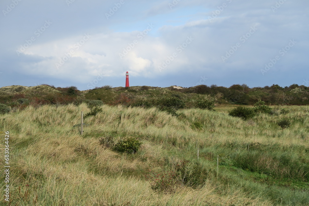 Blick über die Dünen auf der holländischen Nordseeinsel Schiermonnikoog zum Leuchtturm