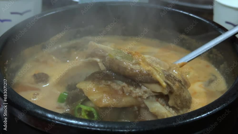 한국 뜨거운 탕과 찌개 보글보글 끓는 모습, 뚝배기 소내장탕 한국 뜨거운 탕과 찌개 보글보글 끓는 모습, 뚝배기 소내장탕