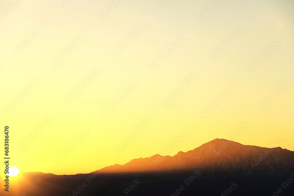 日の出と越後駒ケ岳