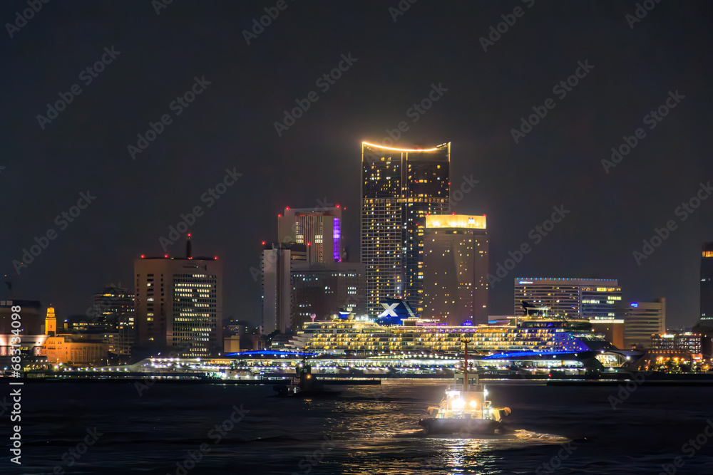 Naklejka premium 東京湾から眺める美しい横浜みなとみらいの夜景。東海汽船東京湾〜伊豆諸島航路のさるびあ丸船上にて。 2023年11月1日〜5日撮影。 水中写真。Beautiful night view of Yokohama Minato Mirai from Tokyo Bay.On board the ship Sarubia Maru on Tokai Kisen's Tokyo Bay to I