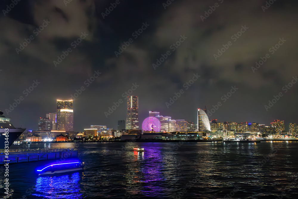 Fototapeta premium 東京湾から眺める美しい横浜みなとみらいの夜景。東海汽船東京湾〜伊豆諸島航路のさるびあ丸船上にて。 2023年11月1日〜5日撮影。 水中写真。Beautiful night view of Yokohama Minato Mirai from Tokyo Bay.On board the ship Sarubia Maru on Tokai Kisen's Tokyo Bay to I