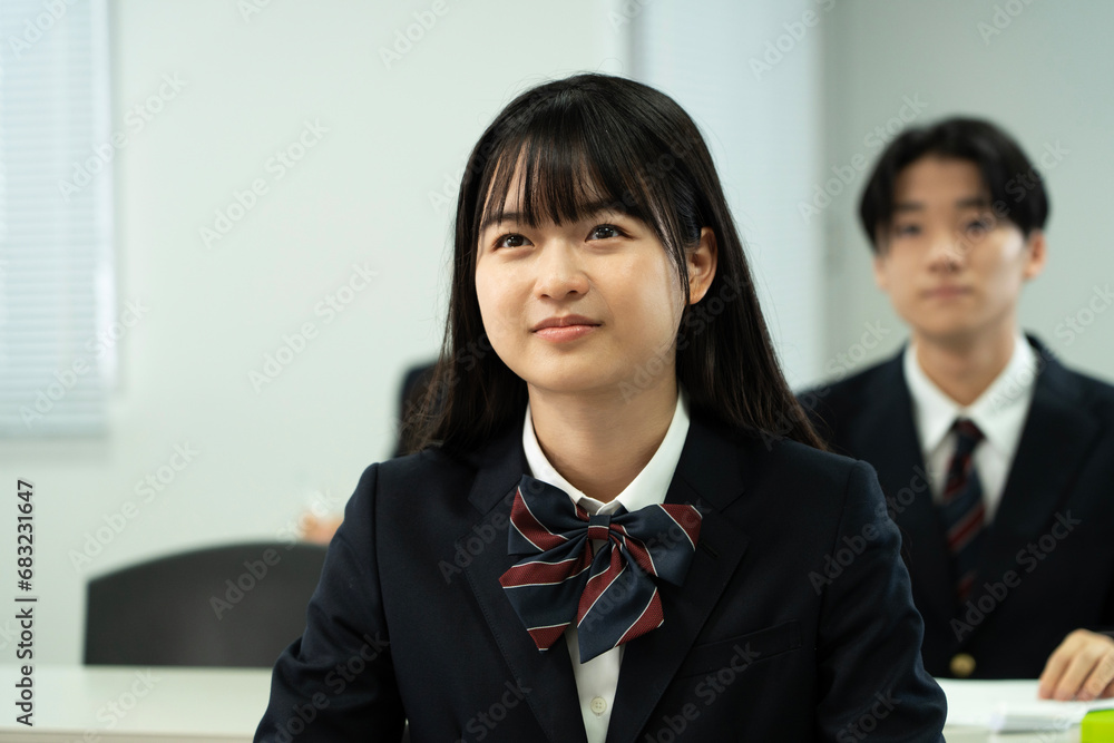教室で勉強している制服の高校生