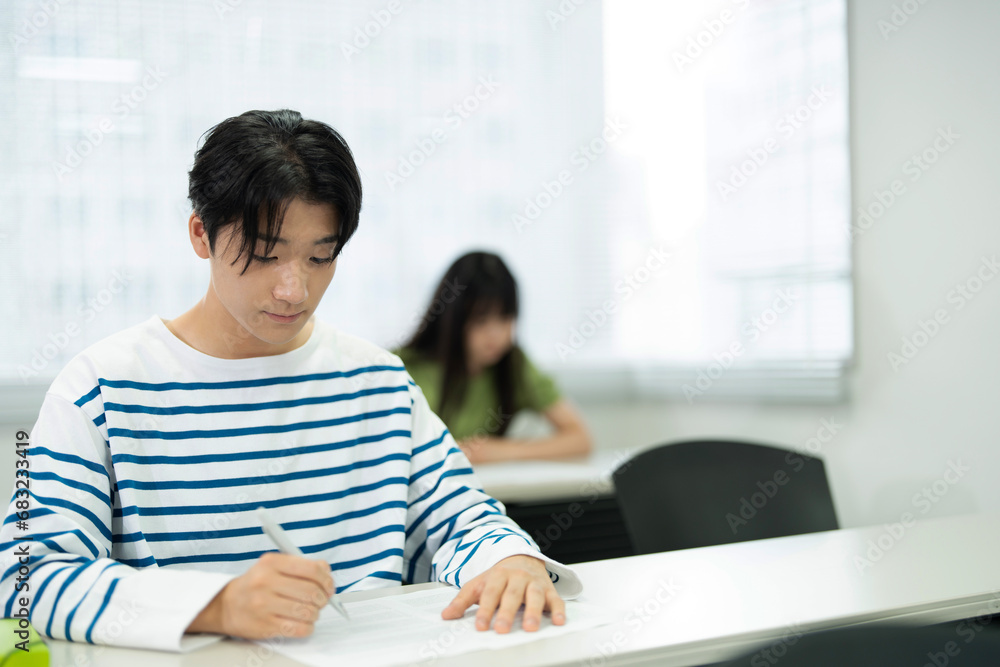 勉強している学生 勉強している学生