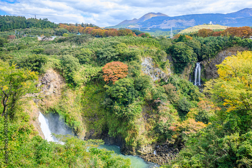 秋の数鹿流ヶ滝と白糸の滝 熊本県阿蘇郡 Sugaruga Falls and Shiraito Falls in autumn. Kumamoto Pref, Aso-gun.