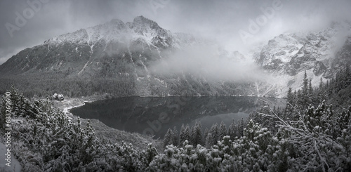 Panorama Morskiego Oka w Tatrach z widocznym budynkiem schroniska w pierwszych zimowych warunkach. photo