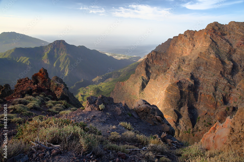 Obraz premium The National Park Caldera de Taburiente in La Palma, Canary Islands, Spain. View towards the volcanic crater from a hiking path leading from Mirador (Viewpoint) de Los Andenes to Roque de Los Muchacho