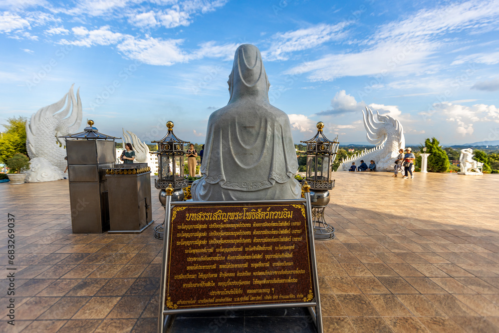 background of one of the major tourist attractions in Chiang Rai province of Thailand (Wat Huay Pla Kang) has Buddha statues, GudinnestatynTempel,tourists always come to make merit and take photos - obrazy, fototapety, plakaty 