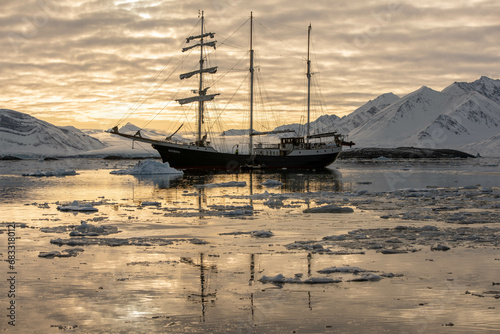 Fototapeta Naklejka Na Ścianę i Meble -  Umrundung Spitzbergen mit dem Segelschiff