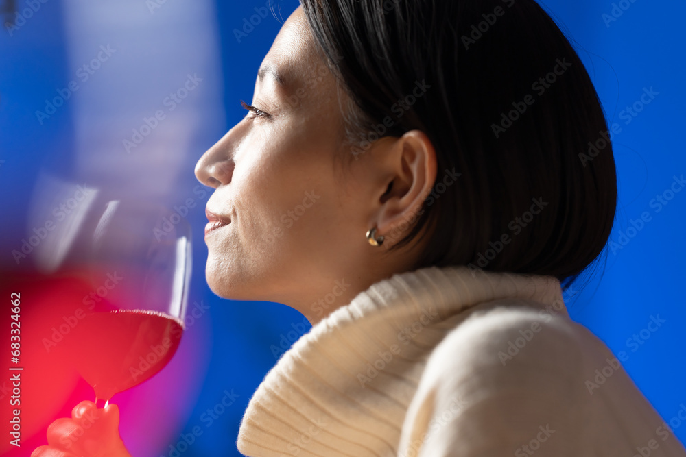ワインを飲む女性 ワインを飲む女性