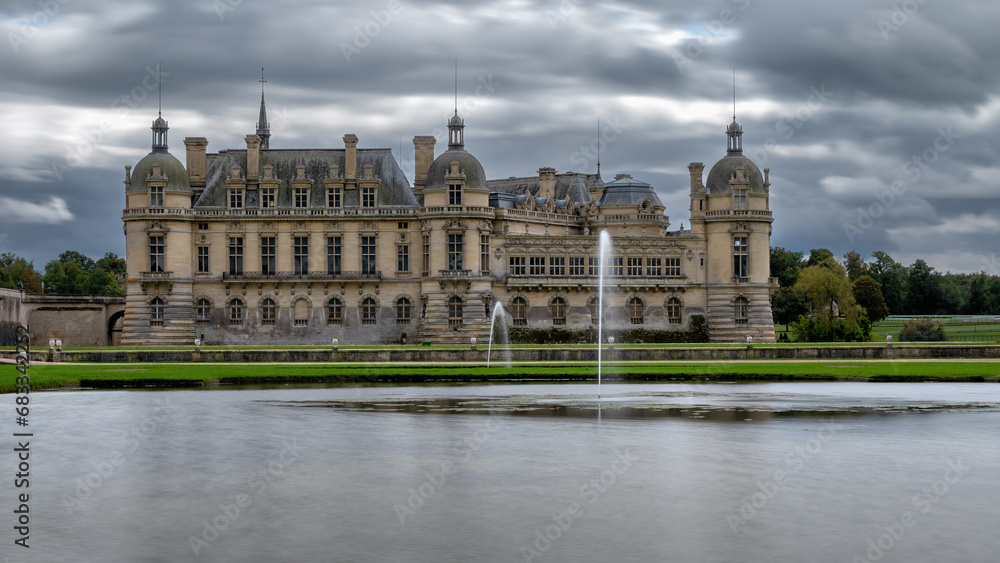 Château de Chantilly sous un ciel orageux