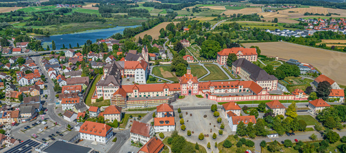 Altshausen in Oberschwaben, Blick über die sehenswerte Schloss-Anlage zum Altshauser Weiher 