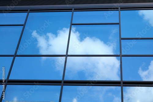 【名古屋】空と雲を映す高層ビルの窓