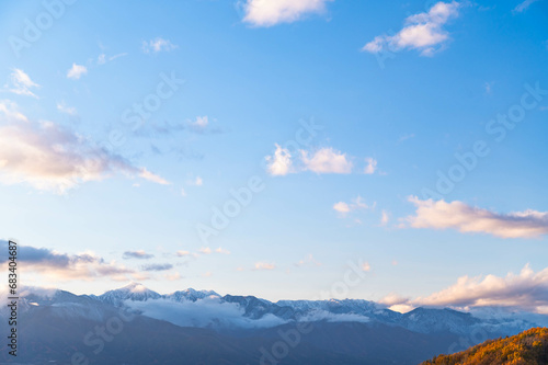 冠雪した北アルプスと紅葉した山 © kikisora