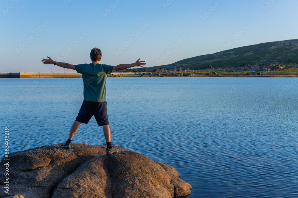 Naklejka premium Man tourist standing overlooking the lake