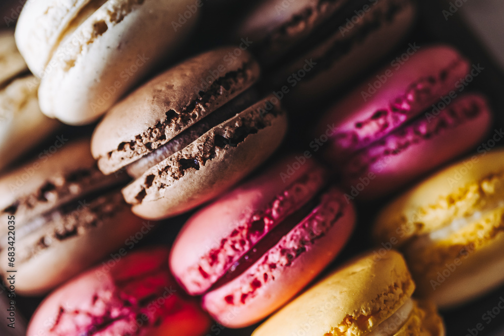 Assortiment de macarons colorés goût vanille chocolat citron et fraise - Dessert sucré français - obrazy, fototapety, plakaty 