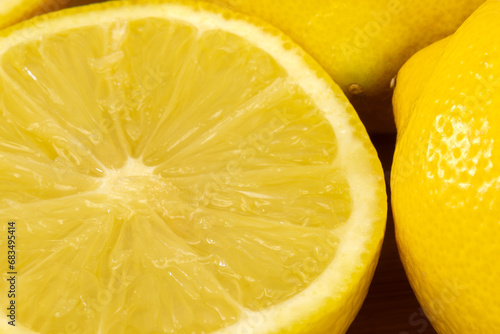 citron coupé en deux en gros plan photo
