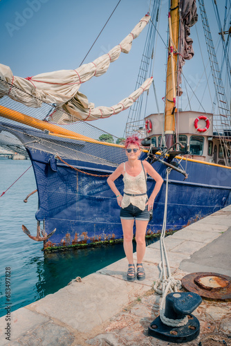 Femme devant un Voilier sur le Canal de Peyrade à Sète photo