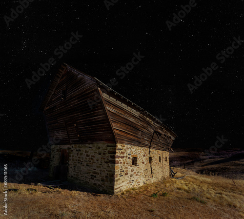 Obraz na płótnie Starry skies abovve an old stable w salonie