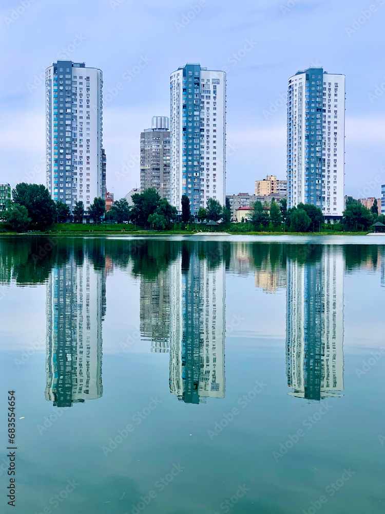 Obraz premium city skyline with river
