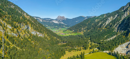 Blick über das idyllische Vilstal südlich von Tannheim in Tirol