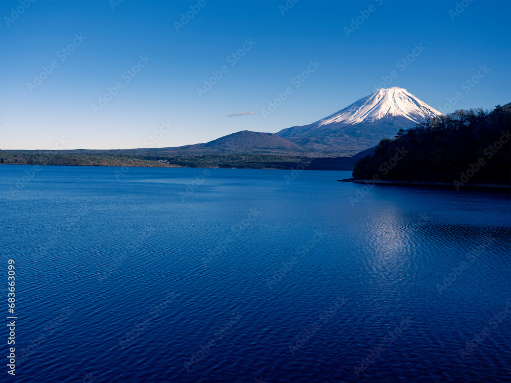 秋の夕暮れ間近の本栖湖と冠雪した富士山