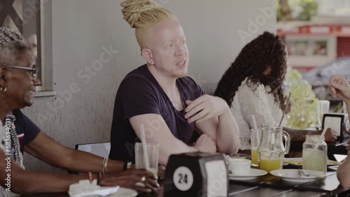 Homem albino conferindo a conta em um bar. Cinematico 4k. photo