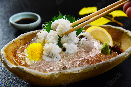 Foto 日本の和食　鱧の湯引きを箸で食べる