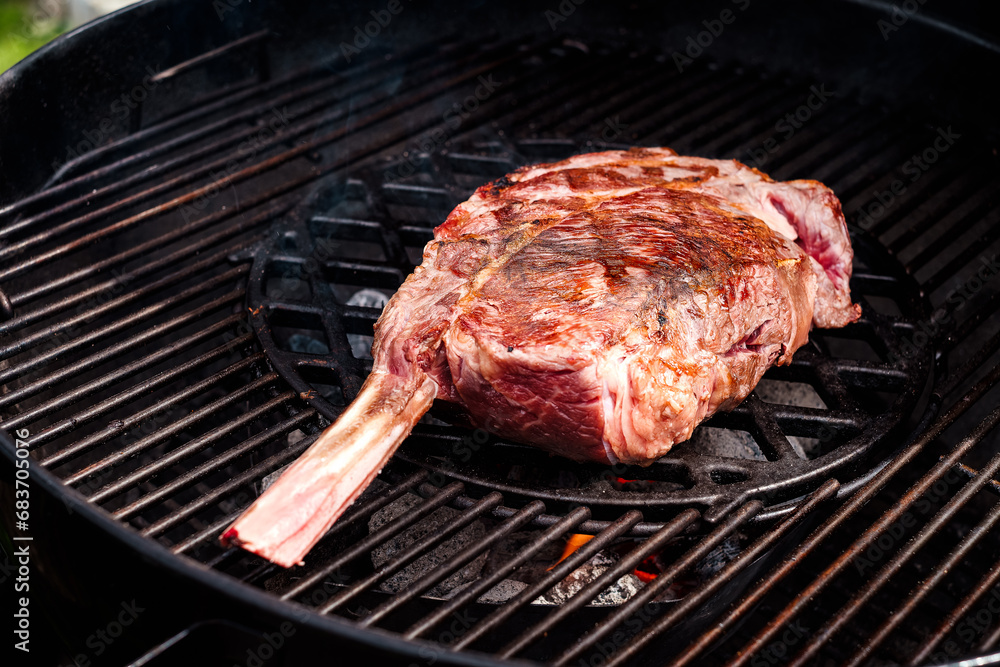 Riesiges Tomahawk Steak am Grill - huge Tomahawk Steak on the grill Riesiges Tomahawk Steak am Grill - huge Tomahawk Steak on the grill