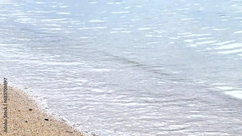 砂浜に穏やかに打ち寄せる波 砂浜に穏やかに打ち寄せる波