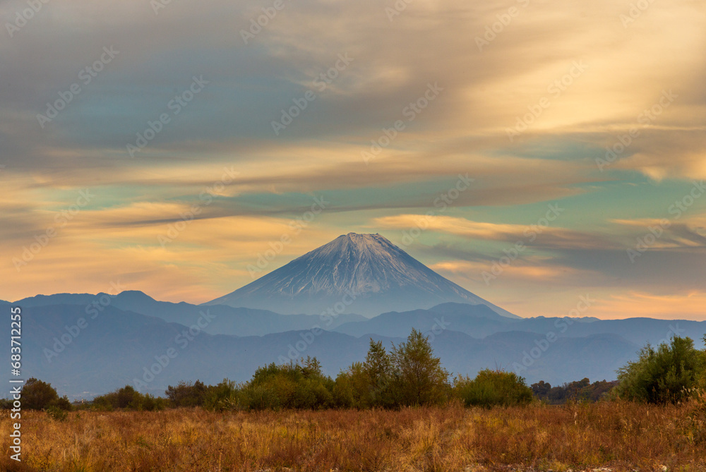 韮崎市釜無川河川敷から夕方の富士山の雲の流れ