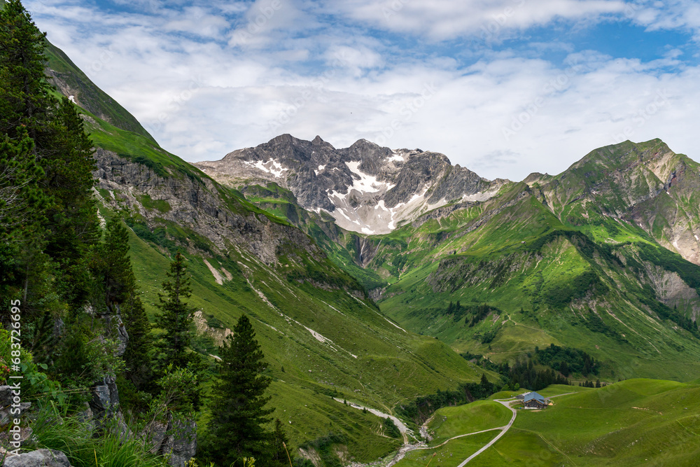 Obraz premium Beautiful hike to the Koerbersee in the Lechquellen Mountains