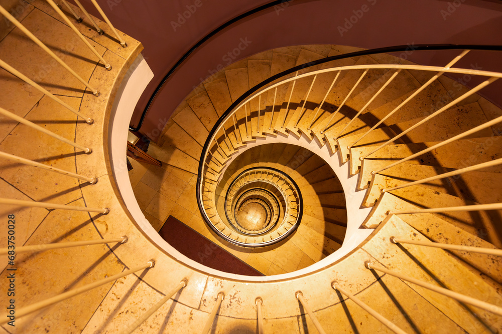 Fototapeta premium Spiralförmiges Treppenhaus